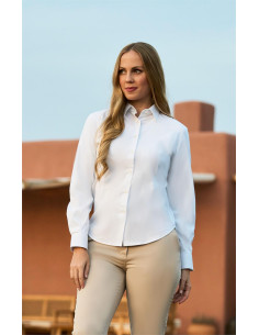 Blusa semientallada en tejido popelín elástico