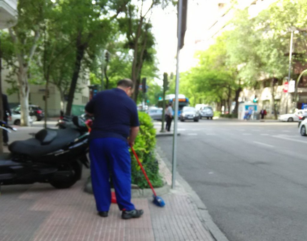 portero finca barriendo en miguel angel-min