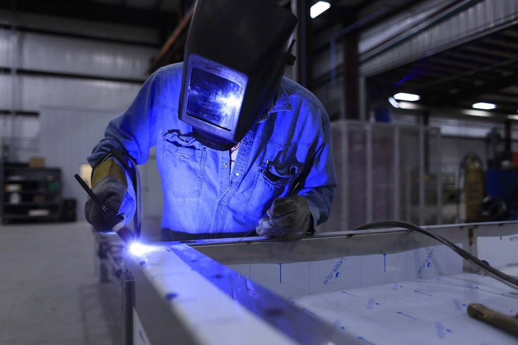 welder-673559_1280-min
