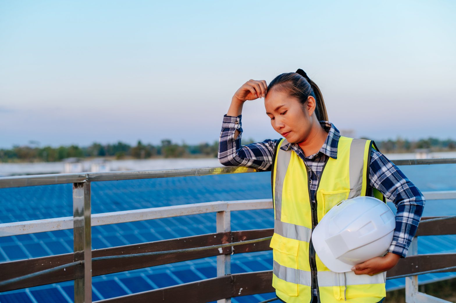 Cómo adaptar el vestuario laboral a diferentes condiciones climáticas en la construcción