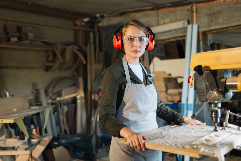 Protege tu bienestar laboral con ropa de trabajo ergonómica